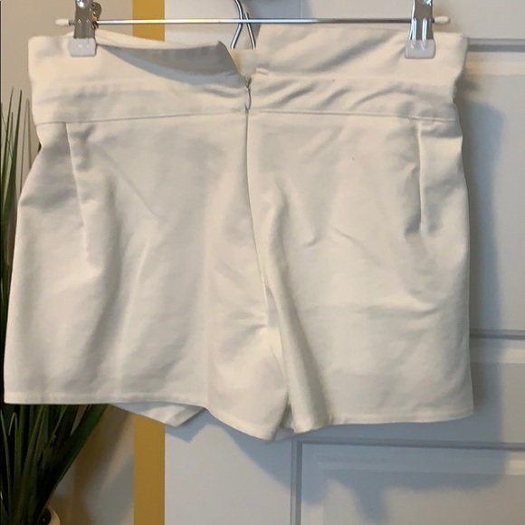 Cute mini white skort - Picture 2 of 2